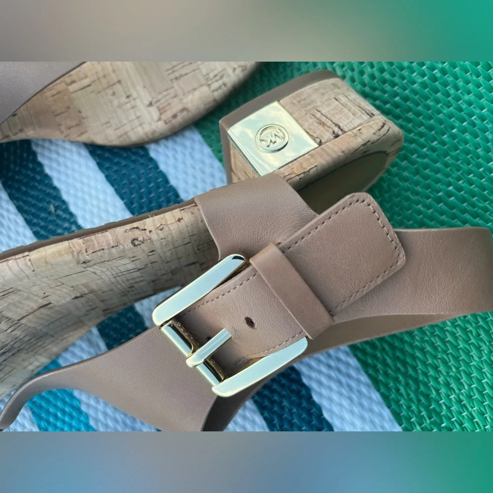 ✨🥳 Michael Kors Tan and Gold Thong Sandals Size 7.5 M Women’s - Picture 7 of 13